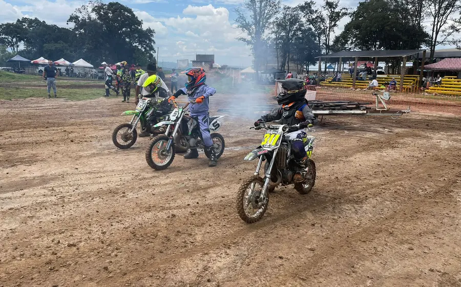Pilotos de motocros en campo