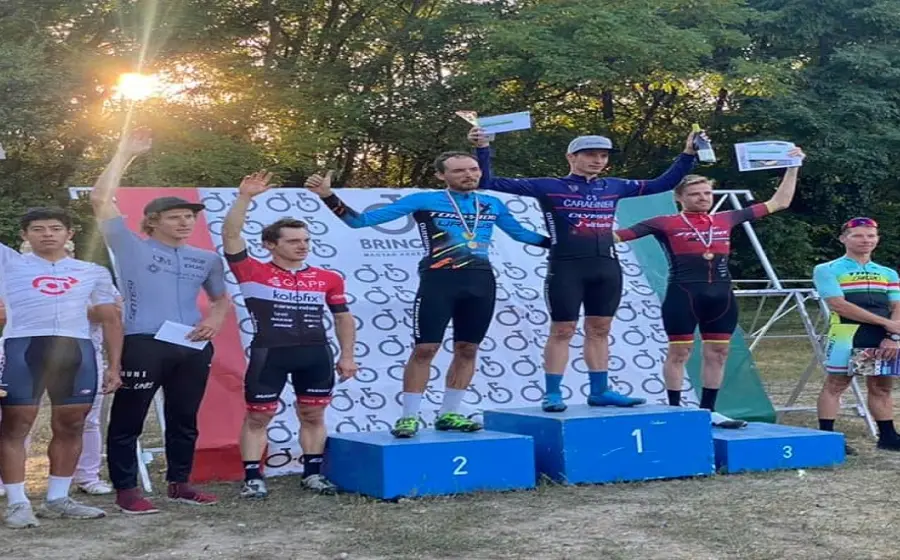Ciclistas en podio
