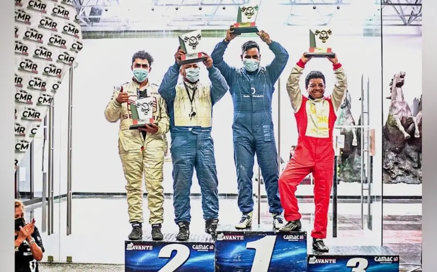 Podio de campeones de rally