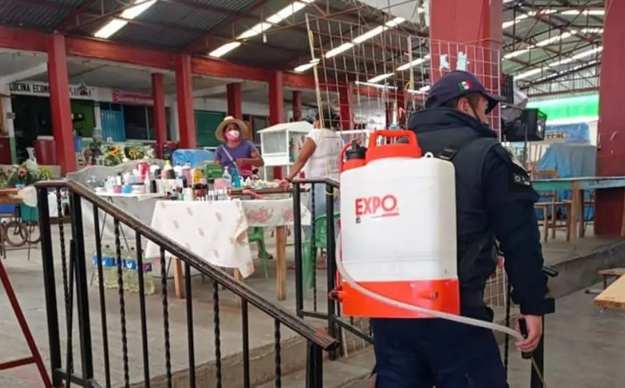 Policía sanitizando espacios en Chazumba