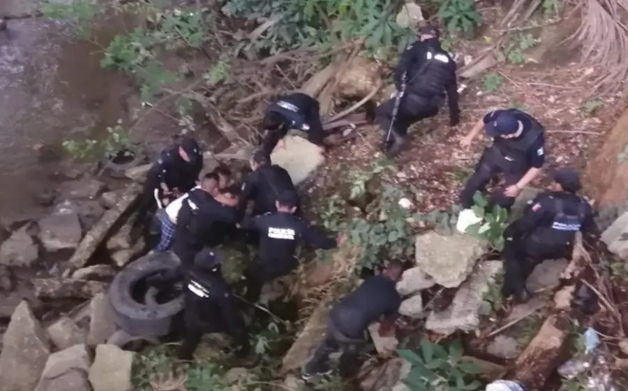 Policías ayudando a mujer que se arrojó de un puente