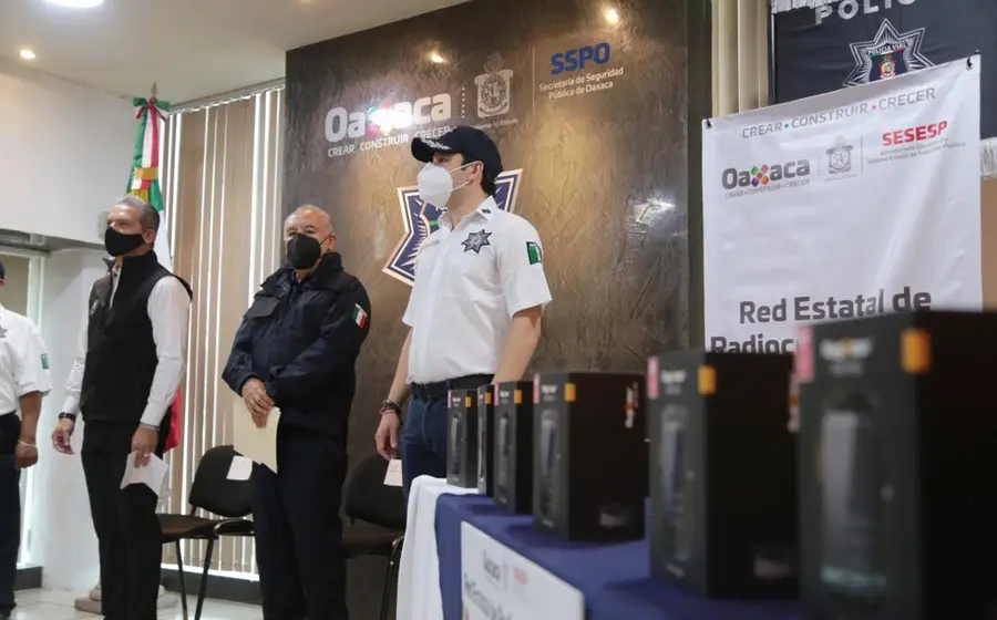 Policías reciben radios en Oaxaca