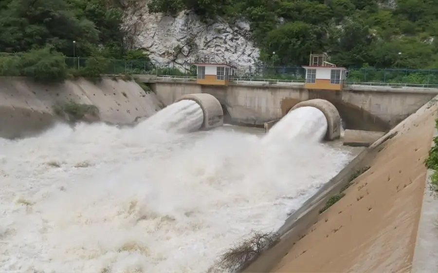Caudal en presa de agua
