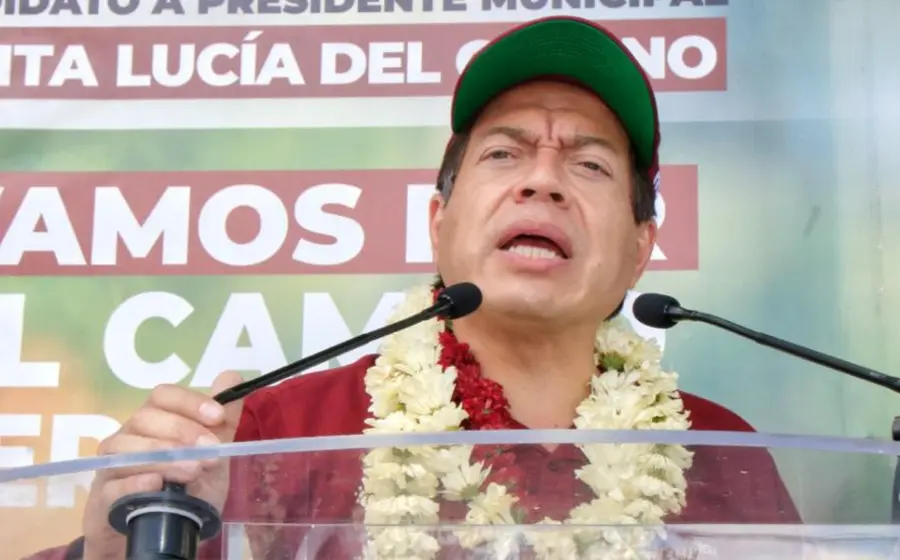 Mario Delgado hablando