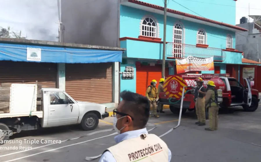 Bomberos en el lugar del incendio