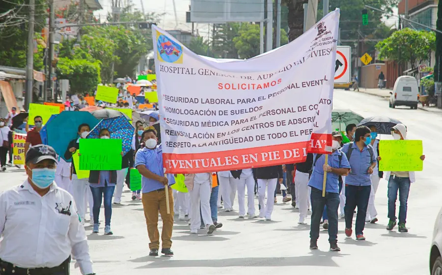 Marcha del sector salud con manta