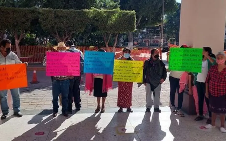 Vecinos protestando con pancartas