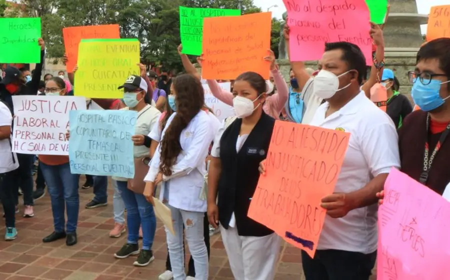 Integrantes de la Sección 35 del Sindicato Nacional de Trabajadores de Salud iniciaron las protestas por la renovación de contratos laborales.