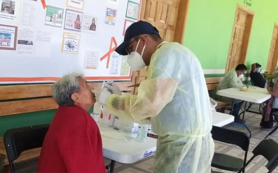 Mujer de la tercera edad realizando prueba COVID