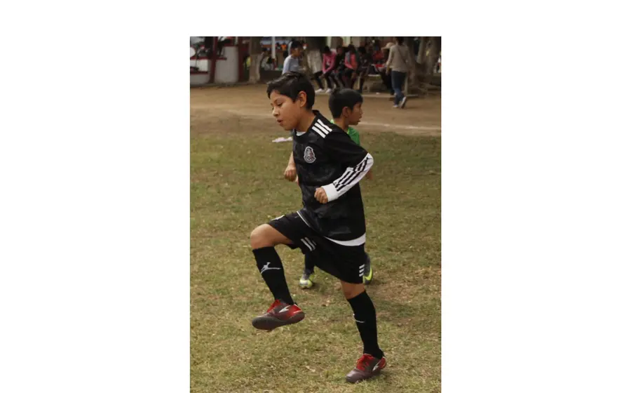 Niño entrenando futbol