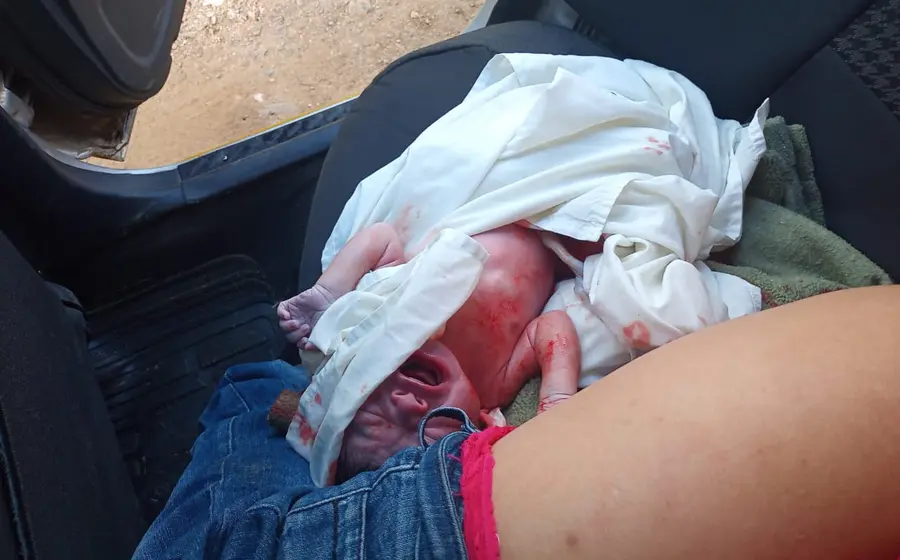 Bebé recién nacido en taxi