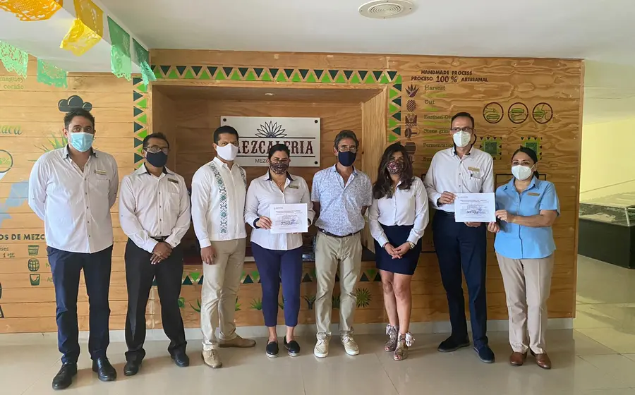 Empresarios presentando el registro nacional de turismo