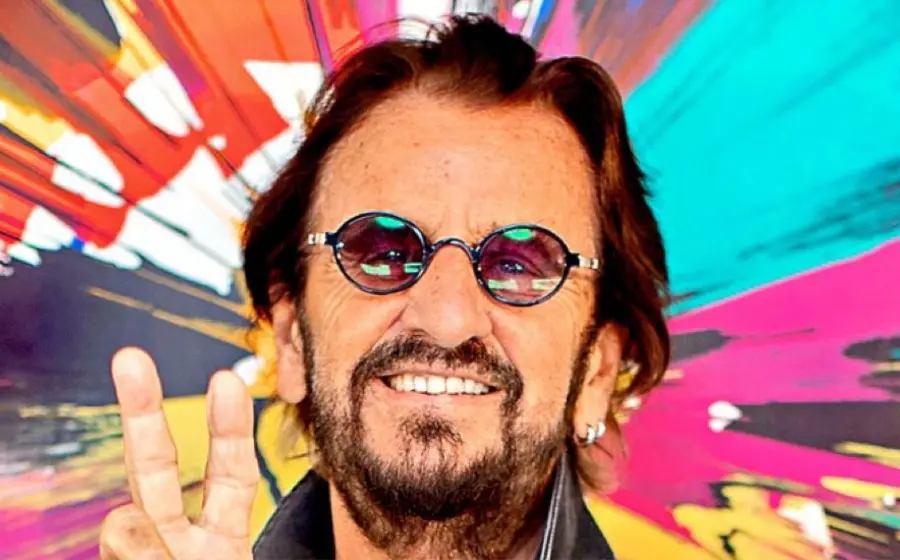 Ringo Starr saludando