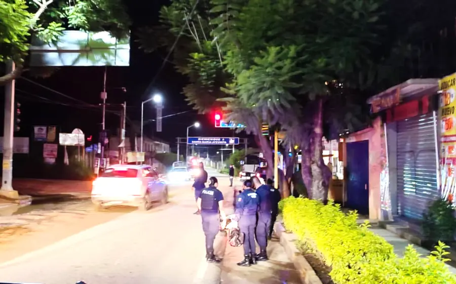 Un policía resultó lesionado al ser atacado a balazos en un asalto.