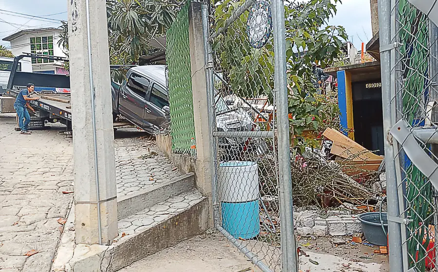 La camioneta se metió a la vivienda en la colonia Loma Linda.