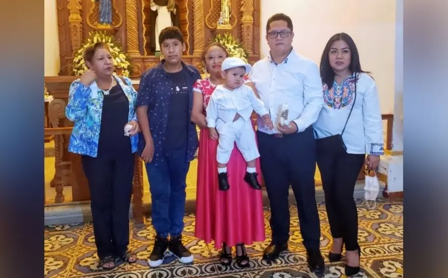 Bebé en iglesia rodeado de su familia