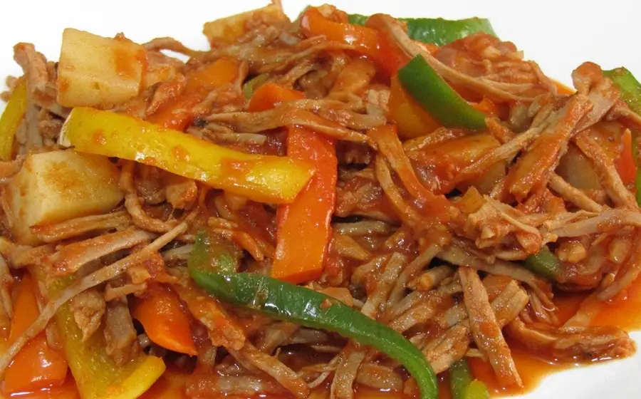 Se trata de carne de res deshebrada preparada con verduras, principalmente.