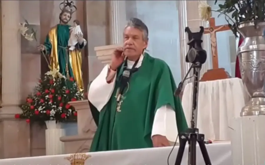 El prelado le dice a una mujer: “Hija, pues ponte a rebajar, estás muy gorda. No tragues arroz, pan, tortillas, ni cocas”.