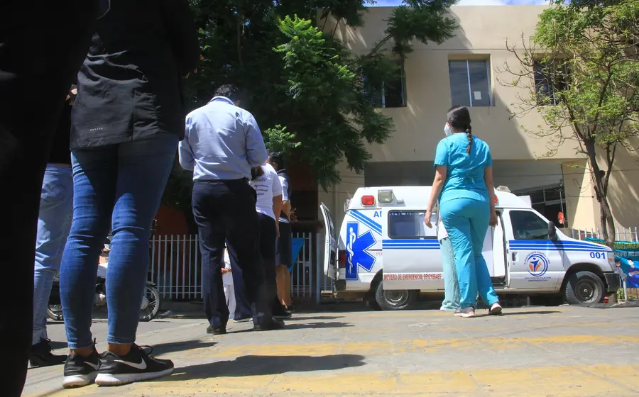 Enfermera, ambulancia y pacientes fuera del hospital