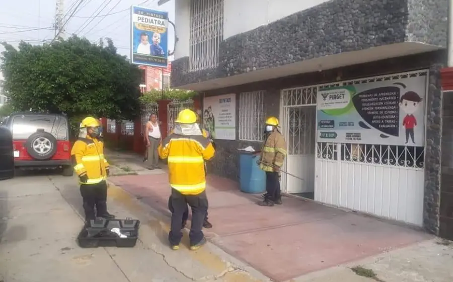 Bomberos intentan sofocar fuego en vivienda