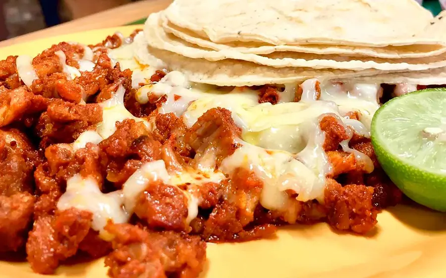 Tacos al pastor y limón