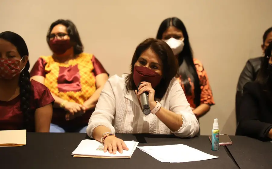 Funcionaria hablando antes el Tribunal