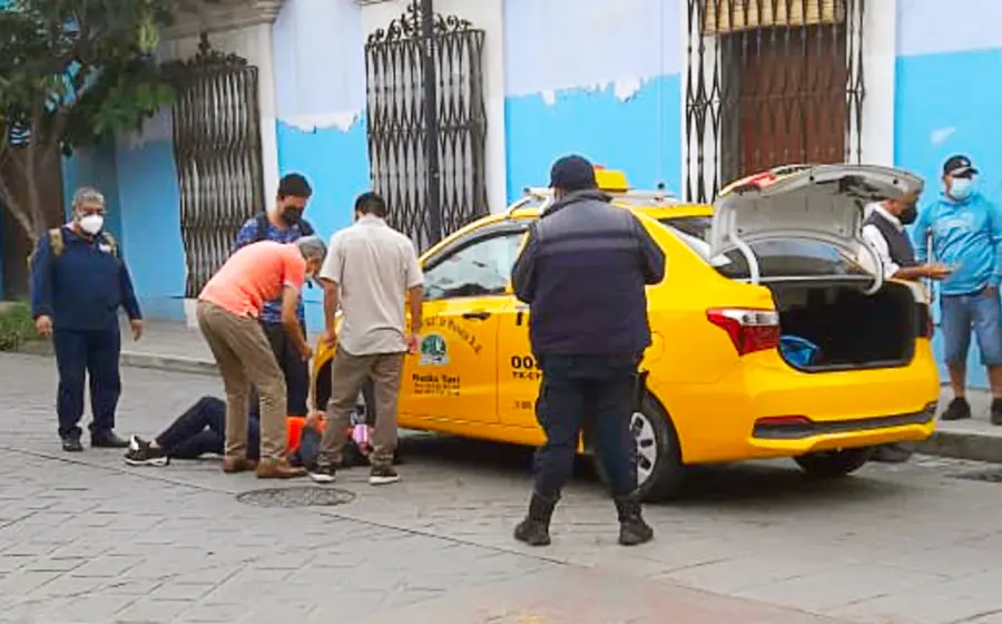 Mujer en el asfalto después de ser atropellada