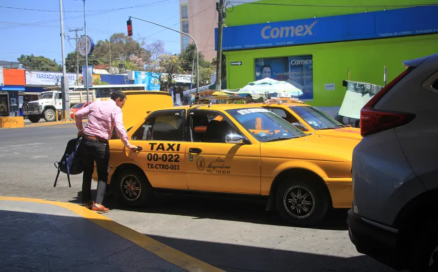 Usuario abordando taxi