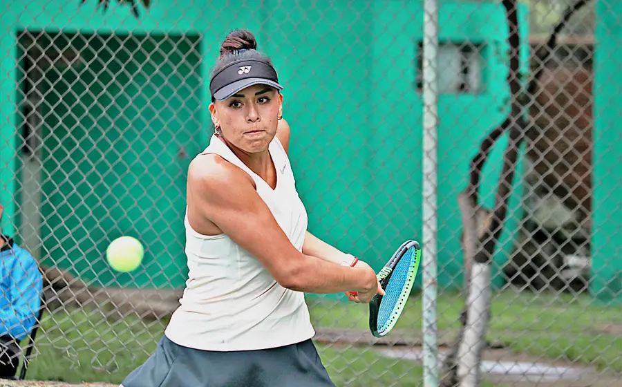 Tenista en campeonato Independencia de Oaxaca.