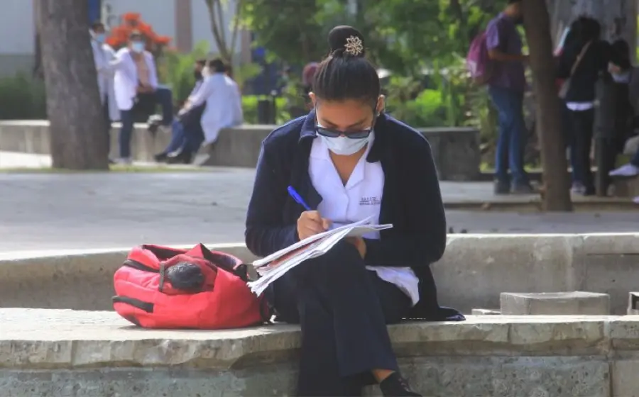 Trabajadora de salud tomando nota