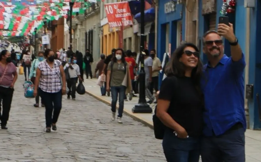 Turistas visitando el centro de la ciudad de Oaxaca