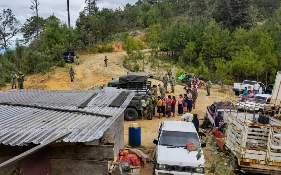 Habitantes triquis vacunados por ejército mexicano