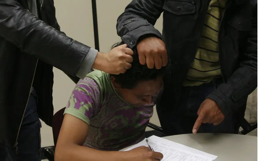 Hombre violentado y obligado a firmar documento