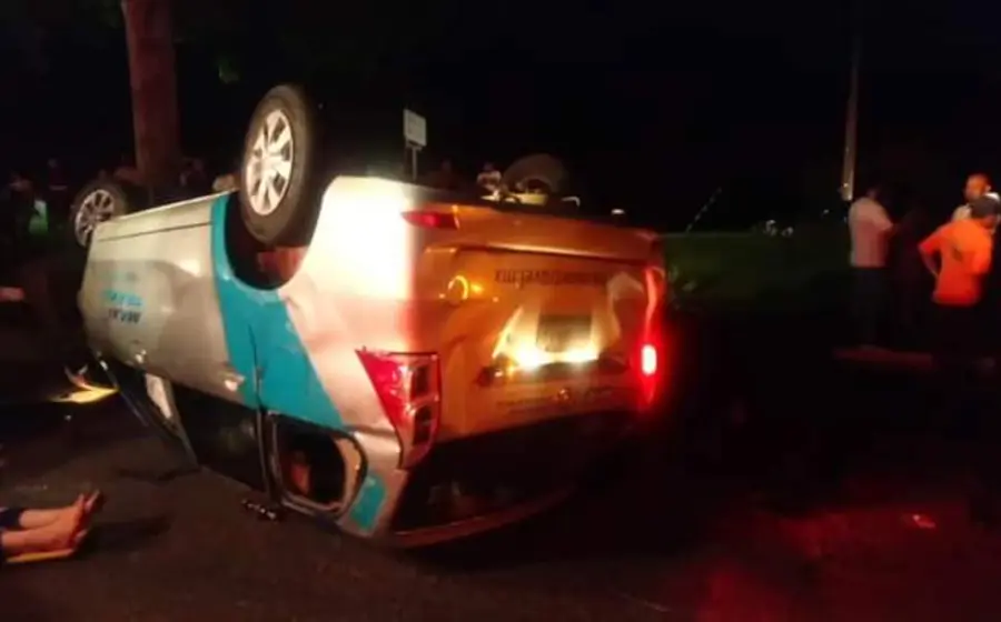 Camioneta volcada