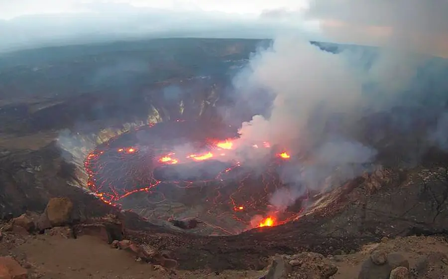 Imágenes tomadas por una webcam mostraron fuentes de lava que cubrían la superficie del cráter y arrojaban nubes de gases. 