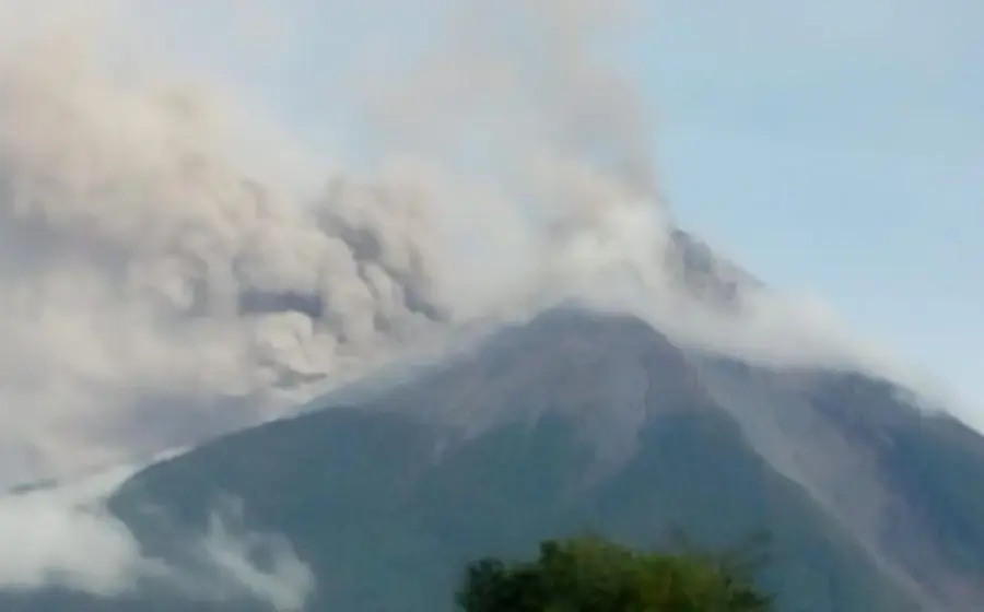 El volcán de Fuego atraviesa una fase eruptiva que incluye explosiones, expulsión de ceniza y avalanchas de material incandescente.