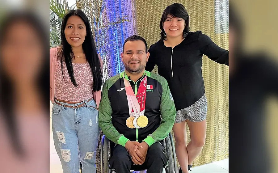 Yalitza Aparicio a lado de la gimnasta Alexa Moreno y el campeón de paranatación en Tokio 2020, Diego López.