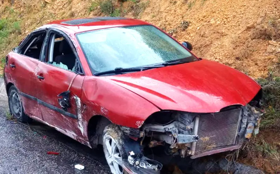 El auto siniestrado en la Cuesta de Ocotlán terminó con daños cuantiosos.