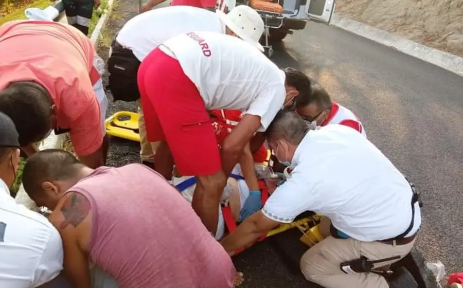 paramédicos_atendiendo_accidente