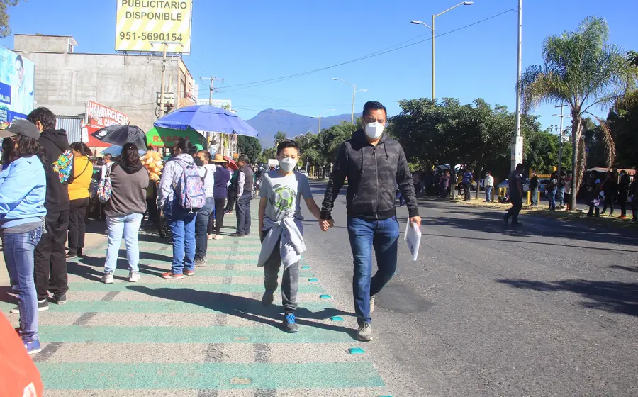 adolescente_en_fila_para_vacuna