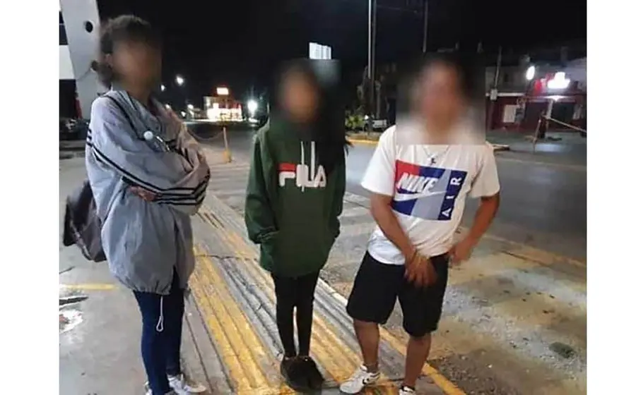 Amigos abandonan a joven