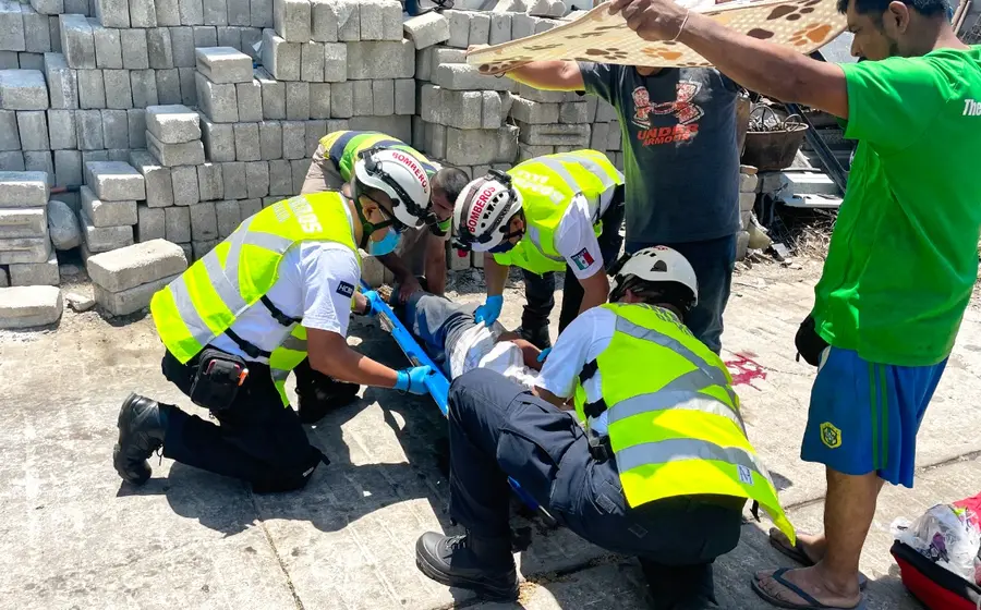 personal-medico-auxilia-a-accidentado