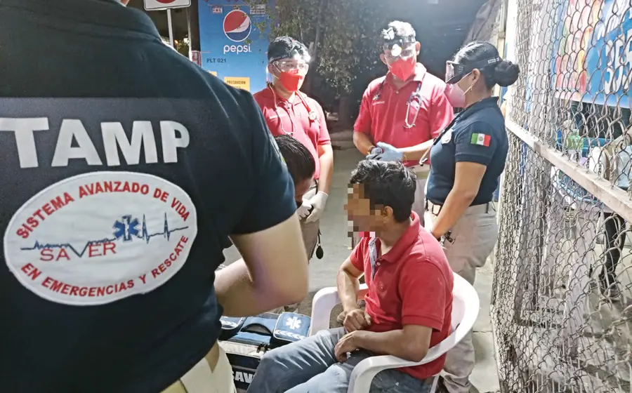 personal-medico-atiende-a-sujeto-ebrio