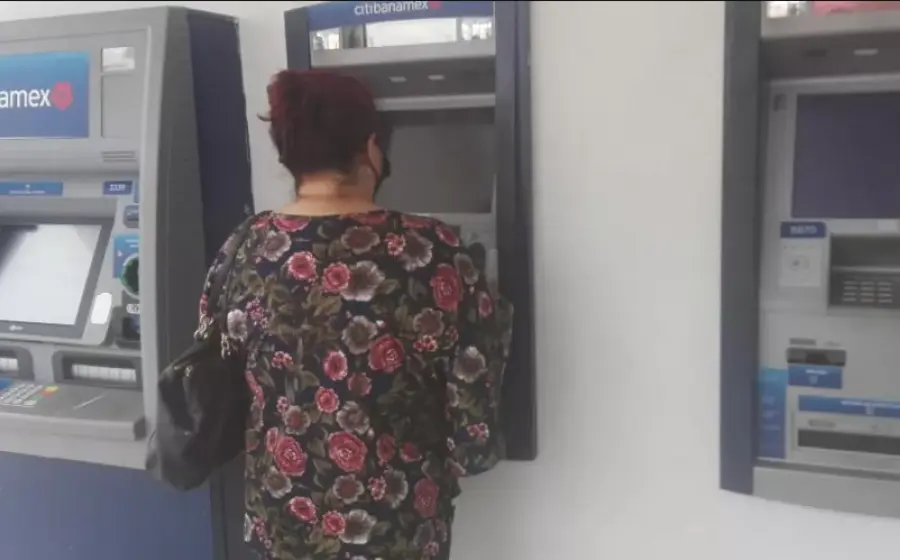 mujer-en-cajero-atm