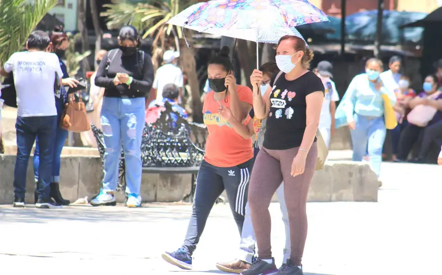 personas-protegiendose-del-calor 