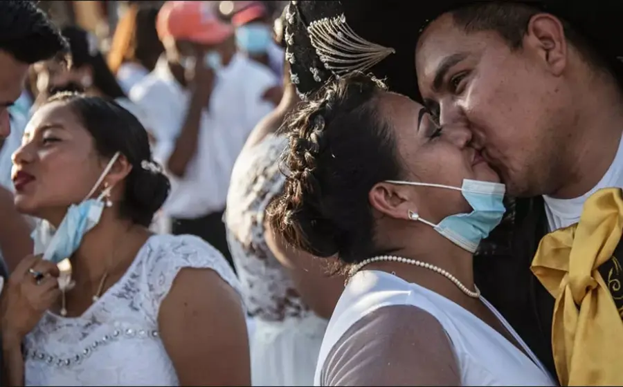 pareja-besandose