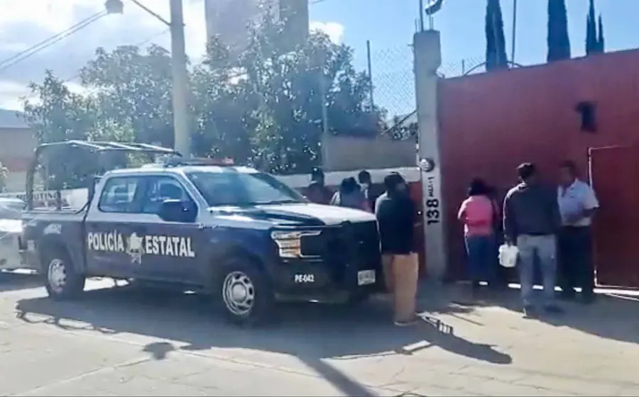 policia-afuera-de-escuela 