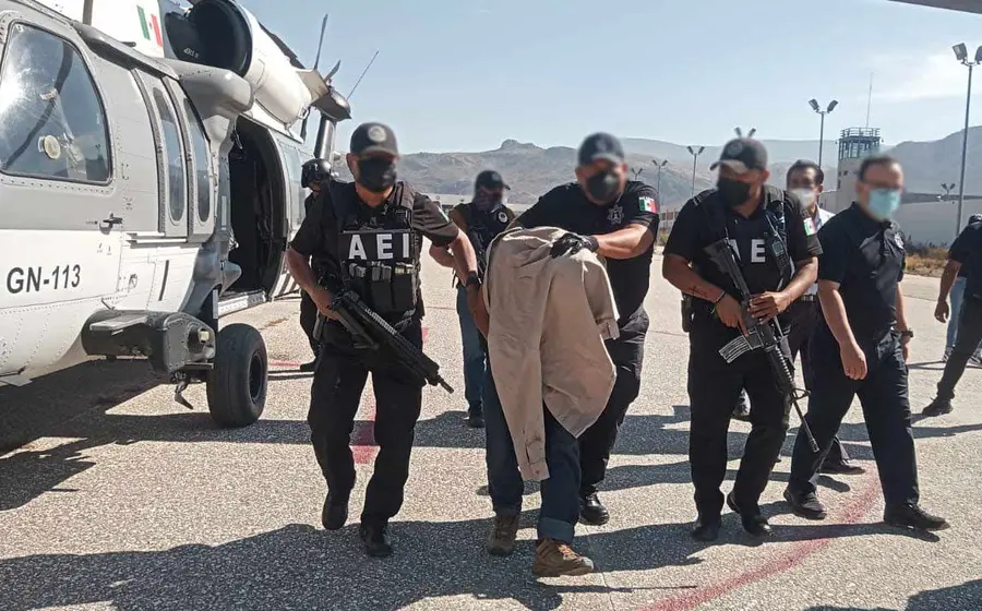 sujeto-detenido-por-policias 