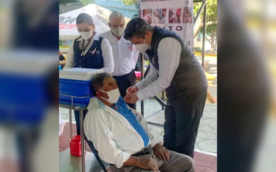 personal-medico-aplicando-insulina