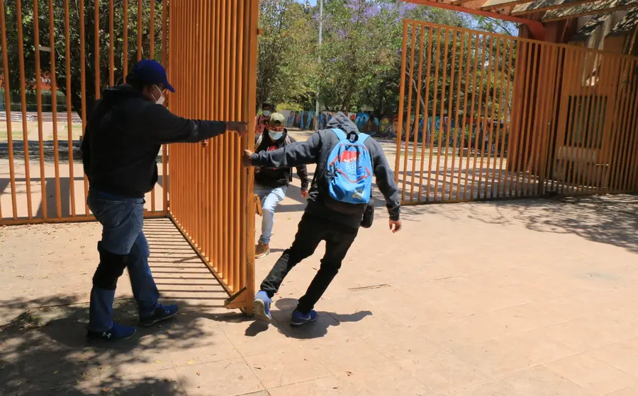 porro-cerrando-puerta-uabjo